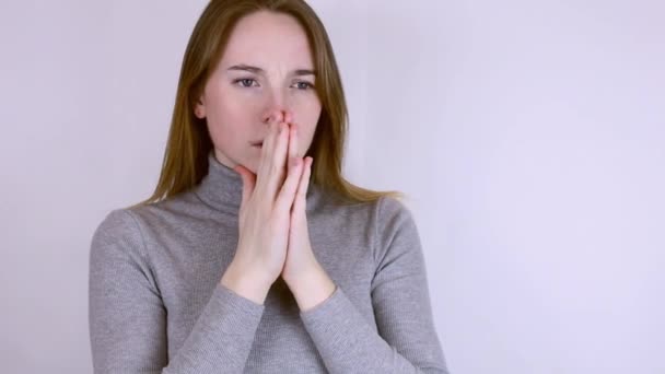 Una Chica Rubia Sobre Fondo Claro Experimenta Emociones Tristes Tristes — Vídeo de stock