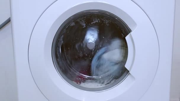 洗濯機がドラムの中で洗濯機を回転させている ビッグウォッシュリネンの洗浄における高い技術 — ストック動画
