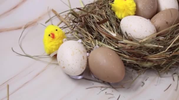 Uova Pasqua Con Polli Gialli Nido Fieno Sono Uno Sfondo — Video Stock