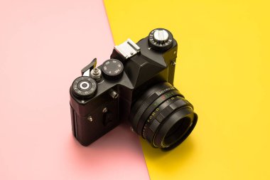 Arka planda iki tonlu bir kamera var. Canlı fotoğrafçılık. Eski model kamera..