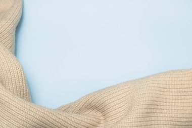 Mavi arka planda beyaz ya da bej örülmüş. Konsept hafif, nazik bir arka plan..