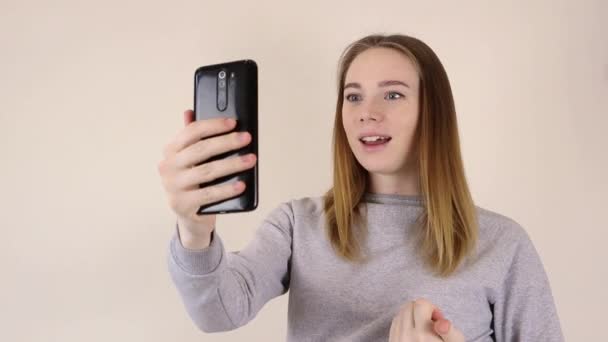 Egy Szőke Gyönyörű Lány Blogger Magabiztosan Mosollyal Élőben Közvetíti Előfizetőknek — Stock videók