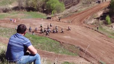 Ulyanovsk 'ta. - Rusya. 05.08.2021. Motokrosun başlangıcı. Birçok motosikletçi motokrosta motosiklet sürer. Motokros. Motosikletlilerin tozu..