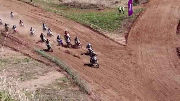 Ουλιανόβσκ Ρωσία 2021 Έναρξη Motocross Πολλοί Μοτοσικλετιστές Βόλτα Μοτοσικλέτες Motocross — Αρχείο Βίντεο