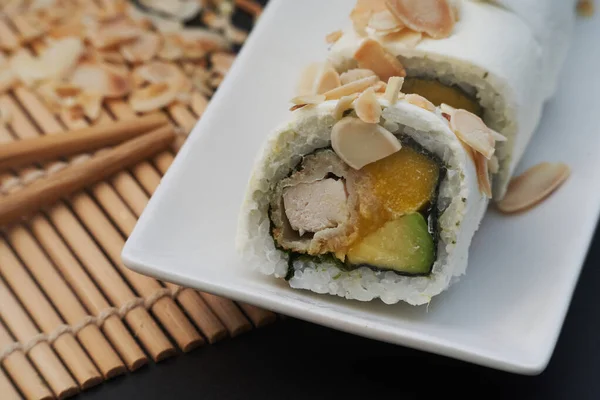 Peynir, avokado, mango ve peynirle sarılmış badem suşisi. Beyaz üstünlüğü