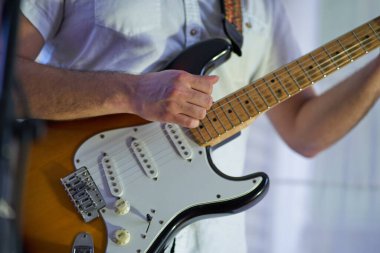 Elektro gitarını tıngırdatan müzisyene yakın çekim