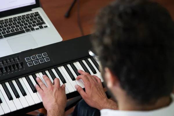 Musician Plays Piano Front His Computer — Stock Photo, Image