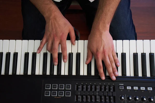 Detail Der Hände Eines Pianisten Der Sein Instrument Spielt — Stockfoto