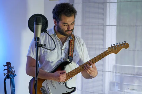 Elektro gitarını evden çalan müzisyen.