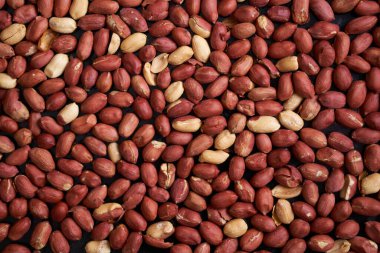 Siyah arka planda bir grup fıstık. Arachis hipogaea