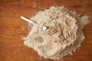 Buğday unu hazırlarken bir kaşık. Pişirme kokusu