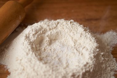 Buğday unu volkanı un tezgahında ve oklavada.