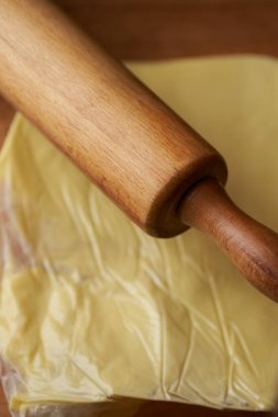 Tereyağının üzerindeki raptiye şeffaf bir çantada.