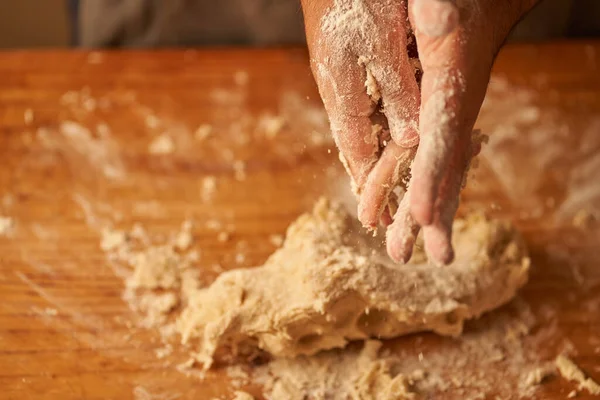 Hände Eines Kochs Mit Teigresten — Stockfoto