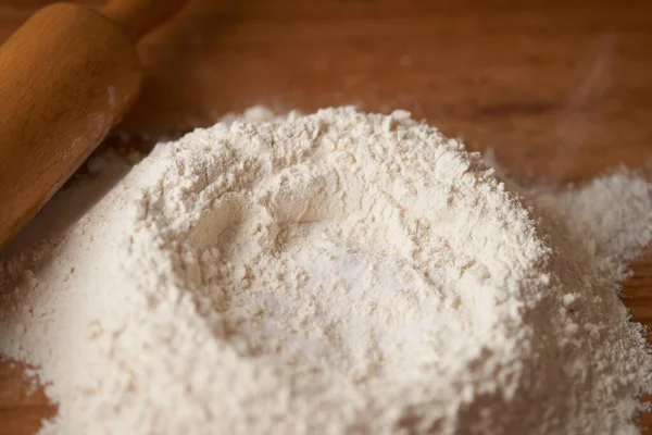 Buğday unu volkanı un tezgahında ve oklavada.