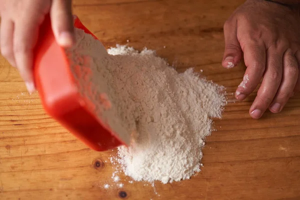 Homem Esvazia Porção Farinha Mesa Madeira — Fotografia de Stock