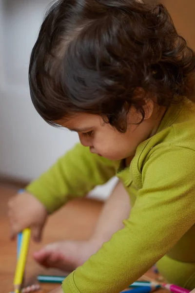 Anaokulu çocuğu çizmek için elinde kalemler tutuyor. bahçe aktiviteleri