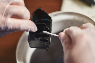 Matbaadan pamuklu bezle fazla mürekkep alınır. mürekkep yazıcı bakımı