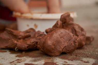 Çalışan ve şekillendirilen kilin ayrıntıları. Kil figürlerinin modellenmesi. yatay