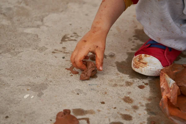 Elinde kille bir çocuğun elinin ayrıntıları. Kil figürlerinin modellenmesi