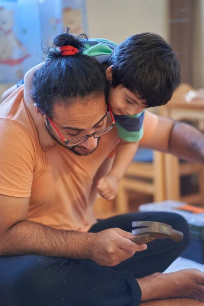 Oğlu sözünü keserken adam mobilyaları yumrukluyor. Evde bir parça mobilya monte etmek. Marangozluk oturumu