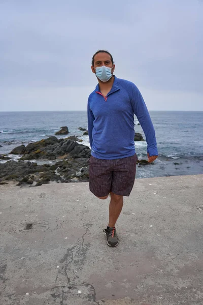 Hombre Con Máscara Realiza Ejercicios Yoga Frente Mar Nueva Normalidad — Foto de Stock