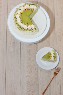 Pasta tutacağında dilimlenmiş kibrit milli krep keki. Görüntü editoryal ya da ticari olarak kullanılabilir.