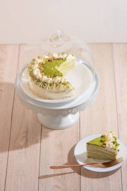 Pasta tutacağında dilimlenmiş kibrit milli krep keki. Görüntü editoryal ya da ticari olarak kullanılabilir.