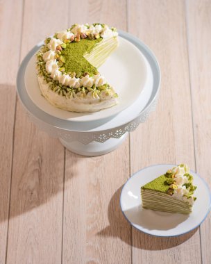 Pasta tutacağında dilimlenmiş kibrit milli krep keki. Görüntü editoryal ya da ticari olarak kullanılabilir.