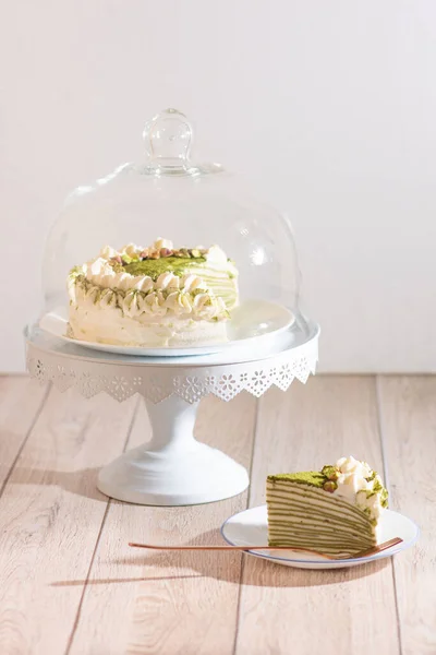 Pasta tutacağında dilimlenmiş kibrit milli krep keki. Görüntü editoryal ya da ticari olarak kullanılabilir.