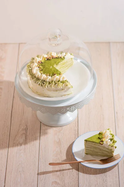 Pasta tutacağında dilimlenmiş kibrit milli krep keki. Görüntü editoryal ya da ticari olarak kullanılabilir.