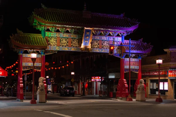 Victoria, BC, Kanada - 3 Nisan 2021: Fisgard Caddesi 'ndeki Uyumlu Faiz Kapısı Çin Mahallesi 