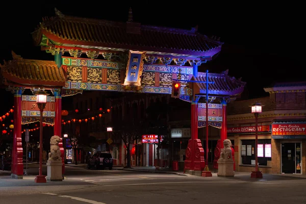 Victoria, BC, Kanada - 3 Nisan 2021: Fisgard Caddesi 'ndeki Uyumlu Faiz Kapısı Çin Mahallesi 