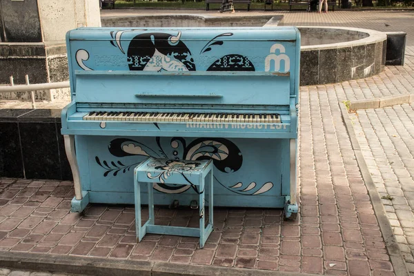Старое Пианино Улице Открытая Клавиатура — стоковое фото
