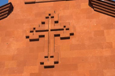 Bir çubuk şeklinde çapraz bir nesne ve bir kavis çizgisi, Hristiyan tarikatının sembolü olarak dik bir açıda..