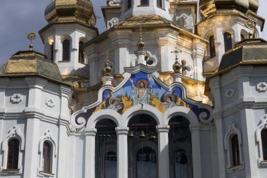 Kharkov, Ukrayna, 05.04.2021 Kutsal Myrrh-Taşıyıcı Kadınlar Kilisesi Aynanın arkasındaki meydanda 