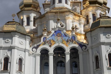 Kharkov, Ukrayna, 05.04.2021 Kutsal Myrrh-Taşıyıcı Kadınlar Kilisesi Ayna Deresi 'nin arkasındaki meydanda..