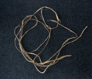 Siyah bir arkaplanda karmaşık bir dizgi, karışık tuval ipliği,