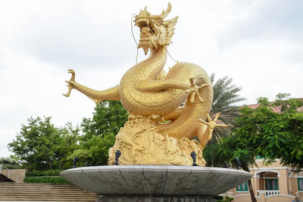 Altın ejderha heykeli, Phuket