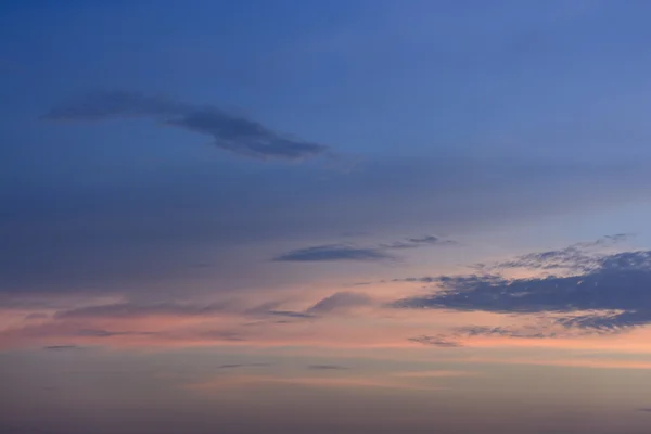 Akşam gökyüzünde bulutlar