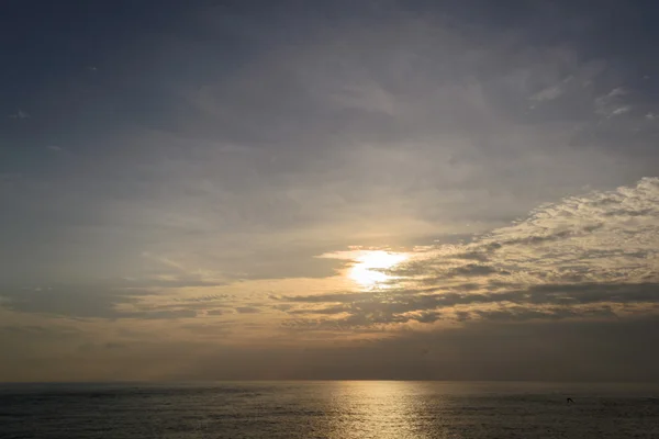 Puesta de sol en el mar de Andamán, Cabo Promthep — Foto de Stock