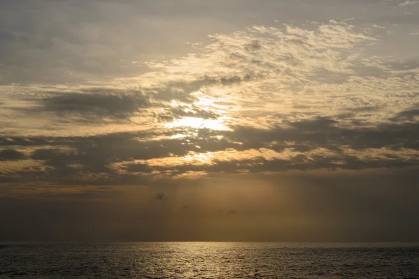 Puesta de sol en el mar de Andamán, Cabo Promthep — Foto de Stock