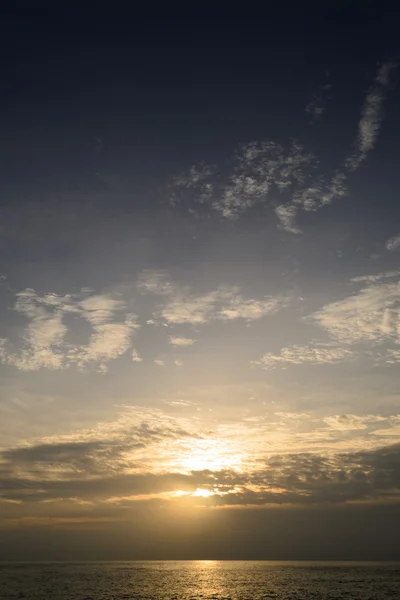 Puesta de sol en el mar de Andamán, Cabo Promthep — Foto de Stock