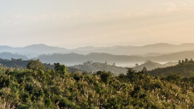 Sabah güneş doğuyor.