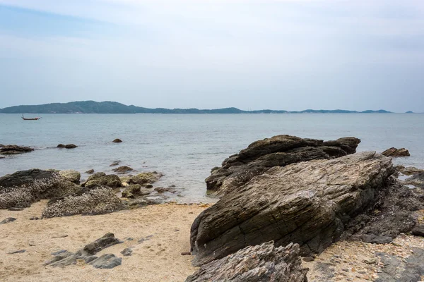 Mare e roccia con cielo — Foto Stock