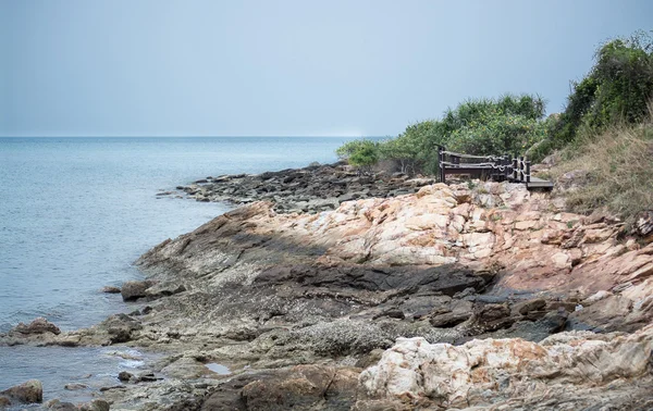 Mare e roccia con cielo — Foto Stock