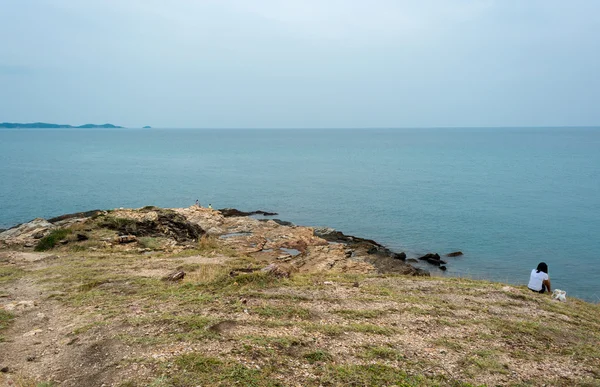 Deniz ve gökyüzü ile kaya