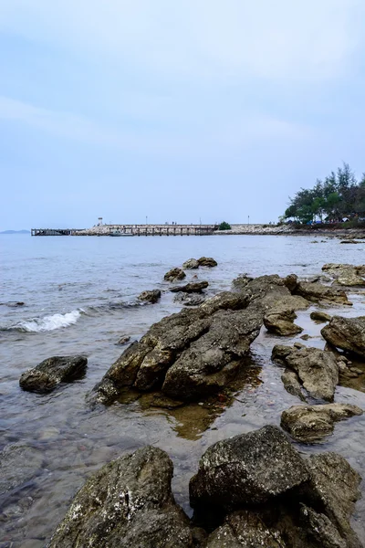 Havet och rock med sky — Stockfoto