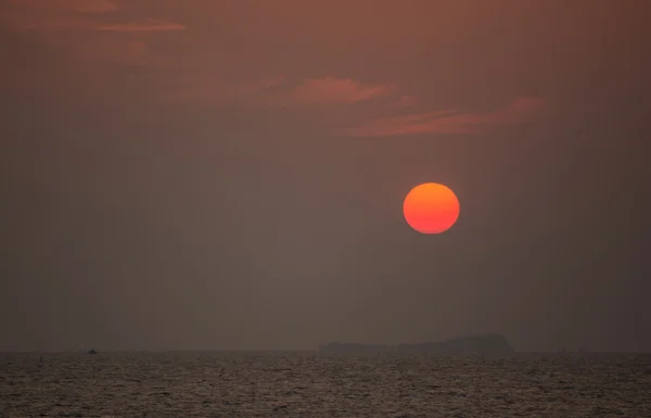 Восход солнца над морем — стоковое фото