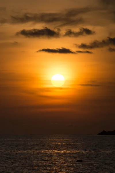 Puesta de sol sobre el mar en la playa de Ya Nui — Foto de Stock